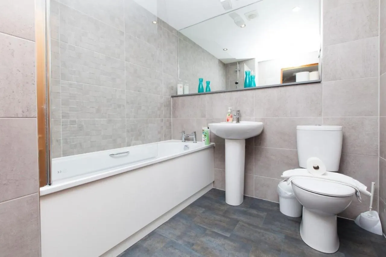 Beautiful 2 Bedroom Flat In Converted Distillery Edinburgh 0*,  United Kingdom