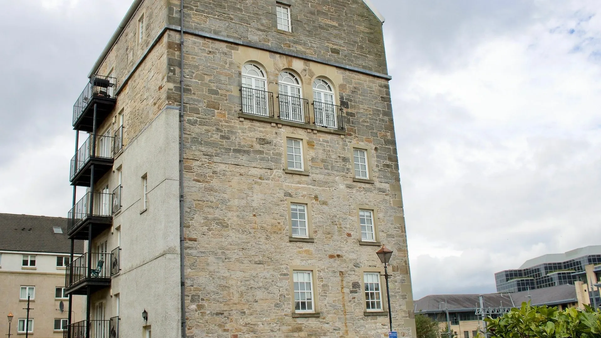Beautiful 2 Bedroom Flat In Converted Distillery Edinburgh