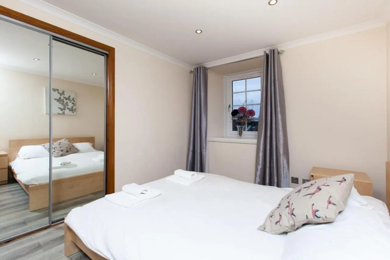 Beautiful 2 Bedroom Flat In Converted Distillery Edinburgh